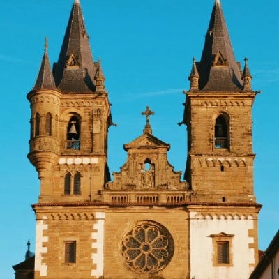 The sample image of a brown castle against a blue sky background to facewow photo to watercolor converter