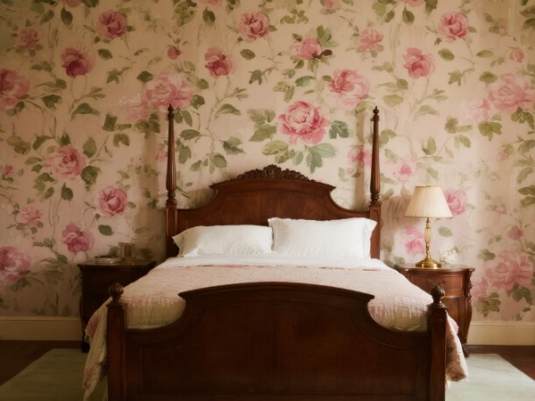 Put watercolor flower wallpaper on the bedroom wall