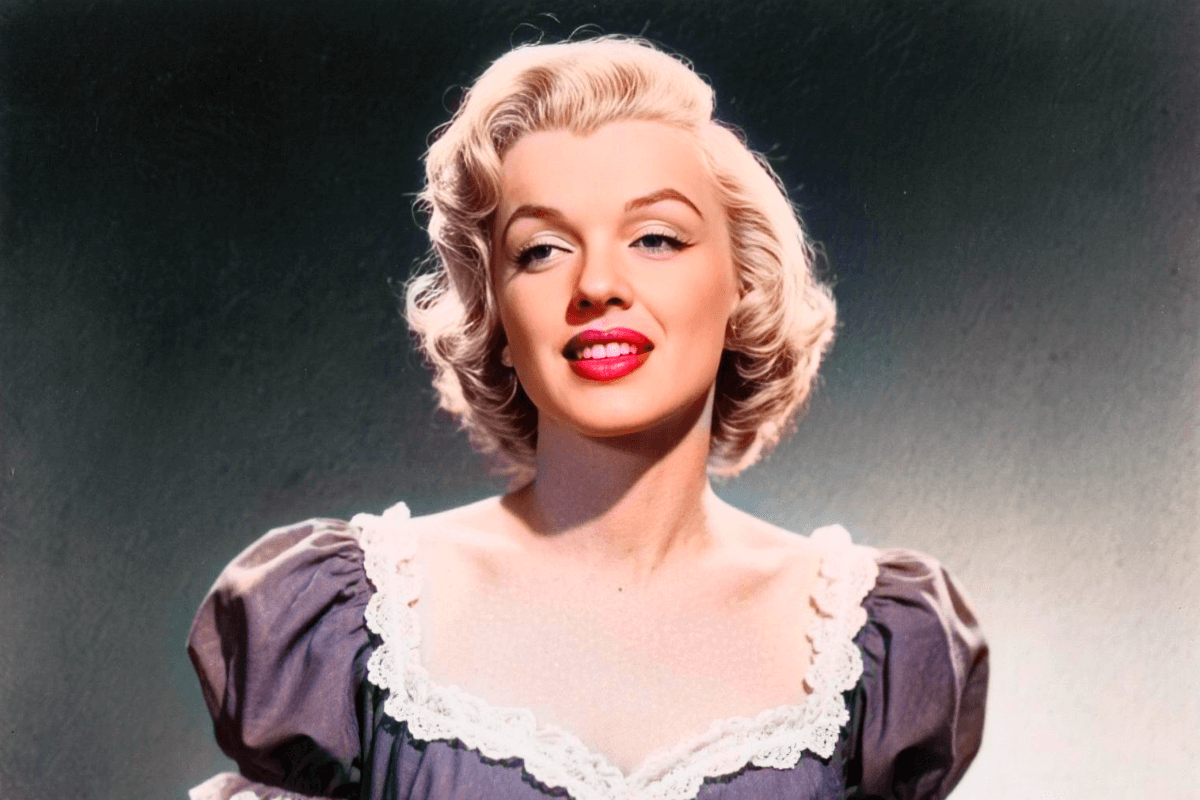 Colored marilyn monroe black and white photo