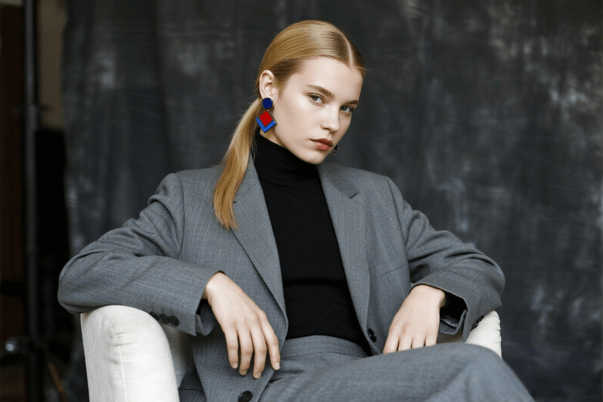 Original photo of a blond lady with a gray suit