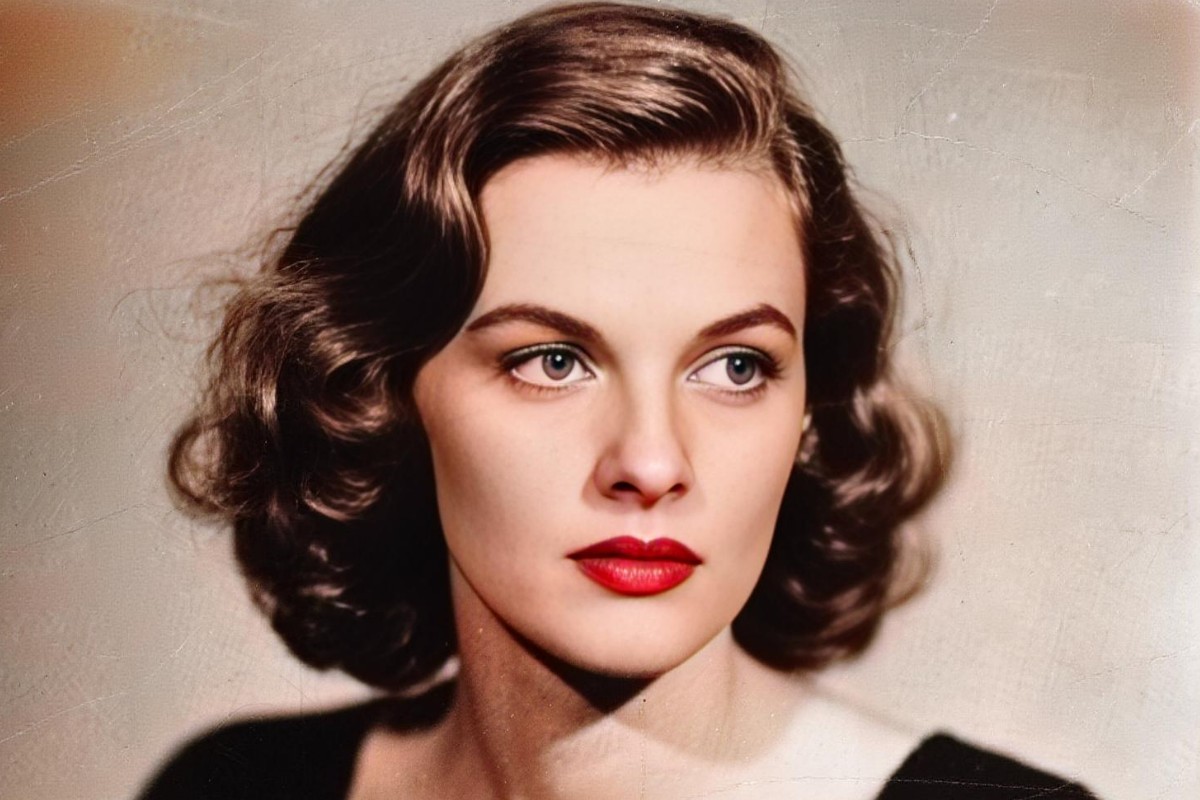 Restored effect featuring a black and white female portrait without scratches
